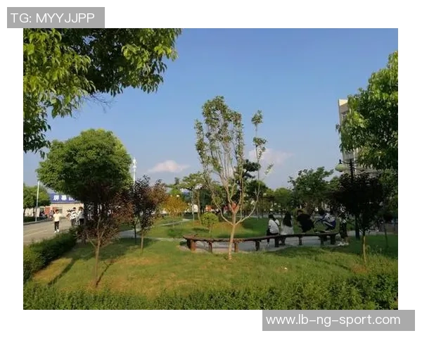 足球尤物中的动人插曲揭示了青春与梦想交织的美好瞬间