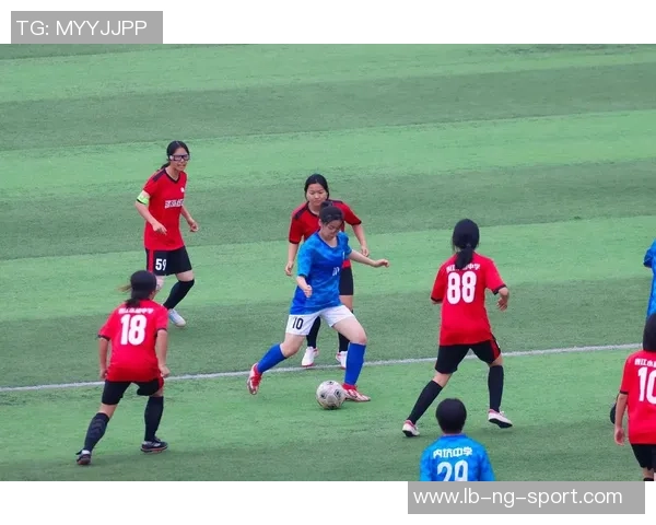 青春活力与梦想交织足球女孩的精彩瞬间展现